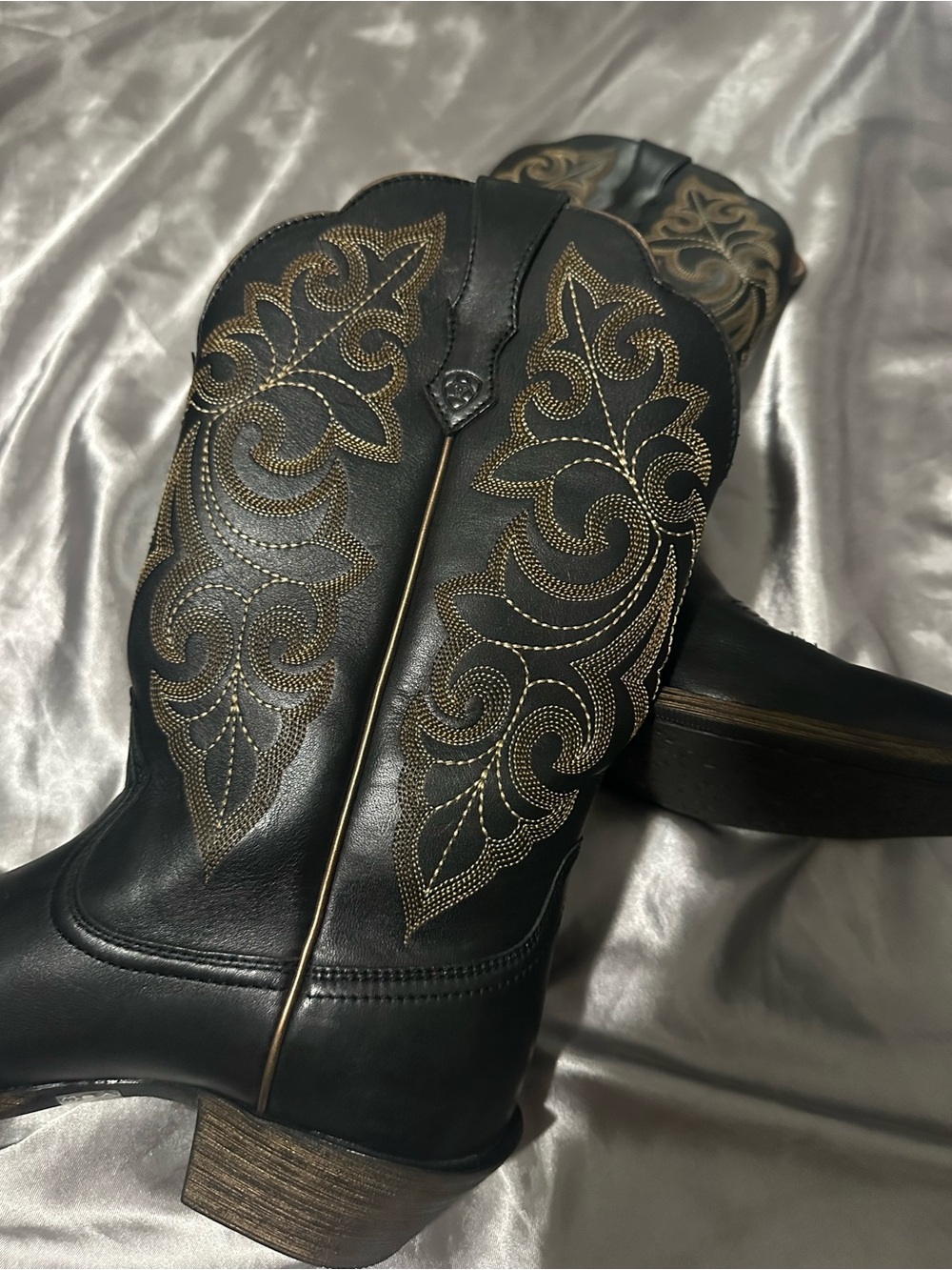 Women's Black Embroidered Western ARIAT boots - Picture 6 of 7